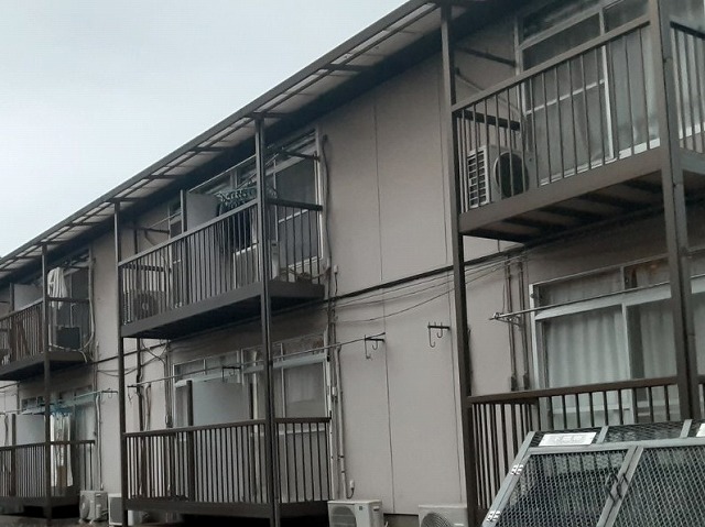 土浦市で築年数43年のアパートの鉄骨階段は劣化が激しくケレン作業が必要です